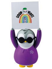 Фигурка Pudgy Penguins в фиолетовой куртке с доской для письма + аксессуары (11,5 см.)